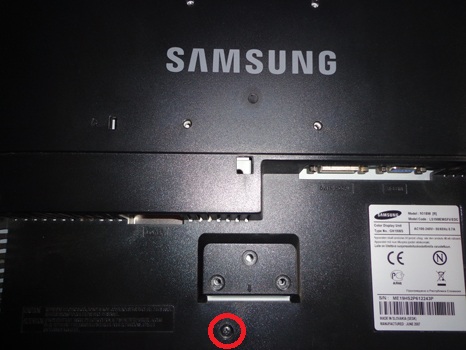 Разборка Samsung Syncmaster 931BW - откручиваем винты