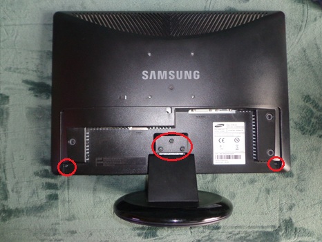 Разборка Samsung Syncmaster 931BW - откручиваем винты